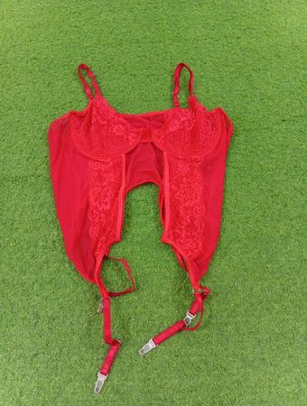 Rotes transparentes Spitzen-Strumpfhalter-Body