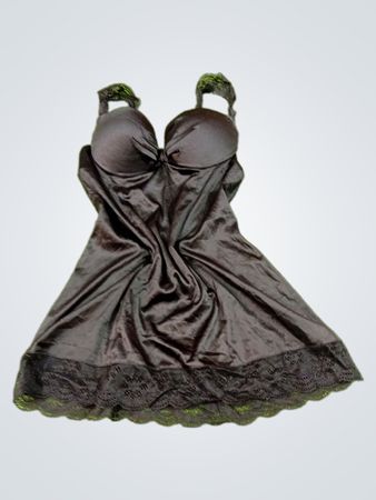 Schwarzer Satinkleid mit Spitzenbesatz