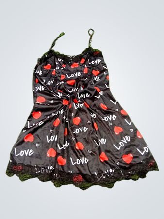 CHICME Damen schwarzes Slipkleid mit „Love“- und Herzaufdruck und Spitzenbesatz