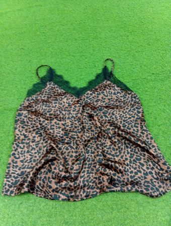 Leoprint-Cami mit schwarzer Spitzenborte