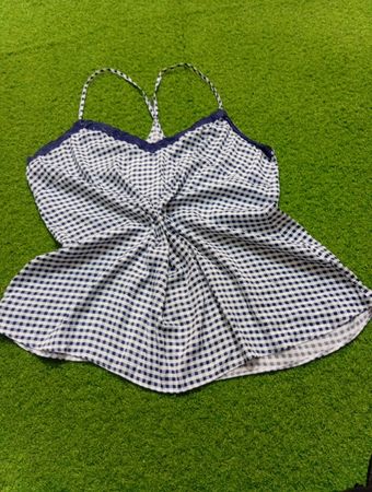 Blau-weiß karierte Camisole mit Spitzenbesatz