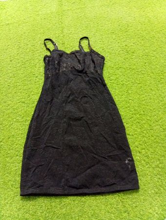 Schwarzes Spitzen-Unterkleid