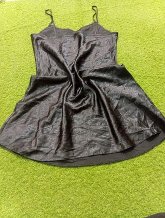 Schwarzes Satin-Cami-Kleid