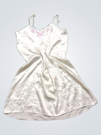 Weißes Satin-Unterkleid mit Blumenstickerei