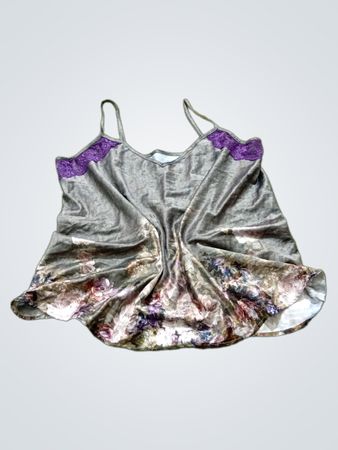 Grau-satinene Camisole mit Blumenmuster und lila Spitzenbesatz