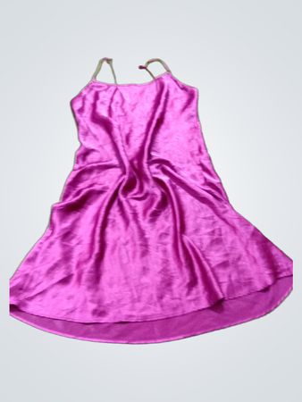 Purpurnes Satin-Unterkleid