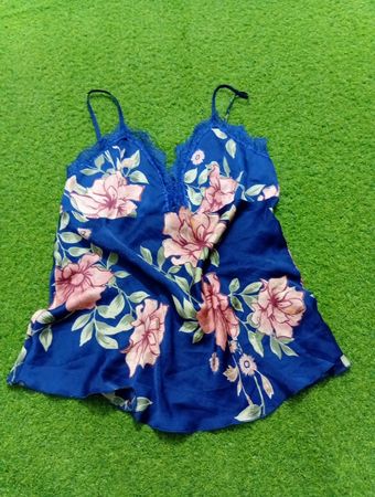 Blaues Trägertop mit Blumenmuster und Spitzenbesatz