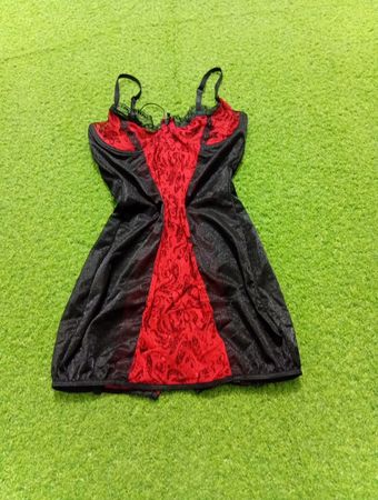Schwarzes und rotes Lingerie-Babydoll