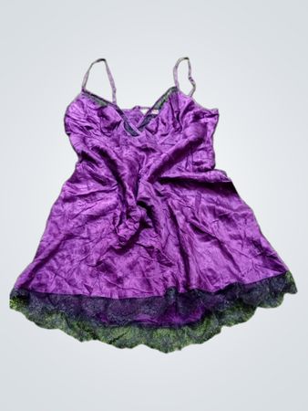 Lila Unterkleid mit schwarzer Spitzenverzierung