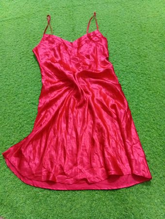 Rotes Satin-Nachthemd»