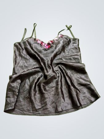 Schwarzer Satinnachthemd mit rosa Blumenbesatz