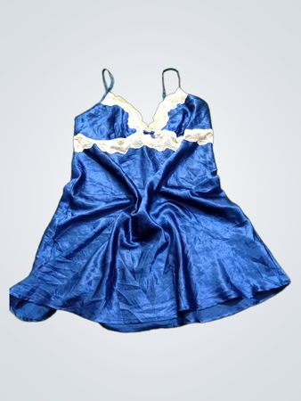 Boux Avenue Blaue Satin-Nachthemd mit Spitzenbesatz
