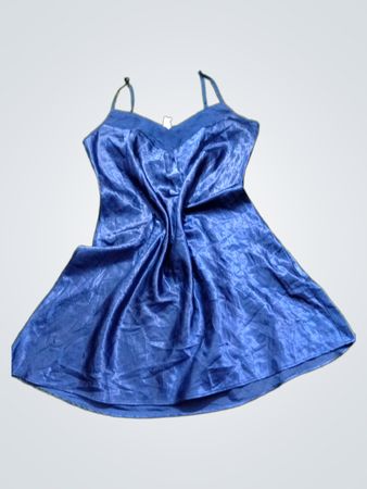 Blaue Satinnachthemd