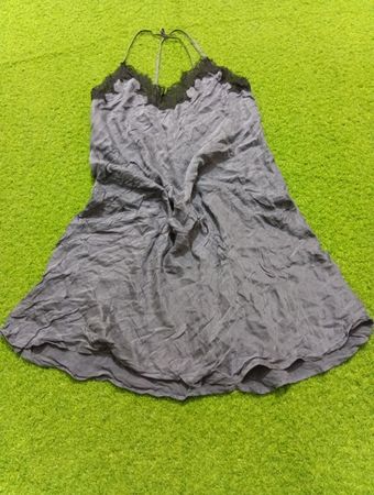Graues Slip-Kleid mit schwarzer Spitzenverzierung