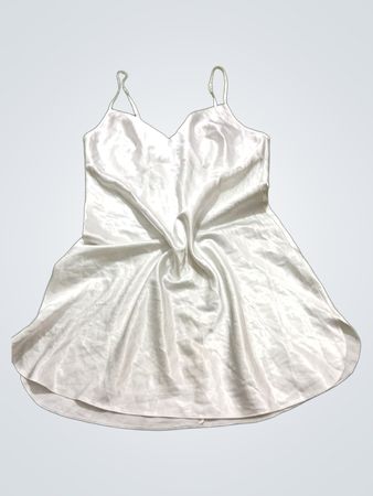 Weißes Satin-Negligékleid