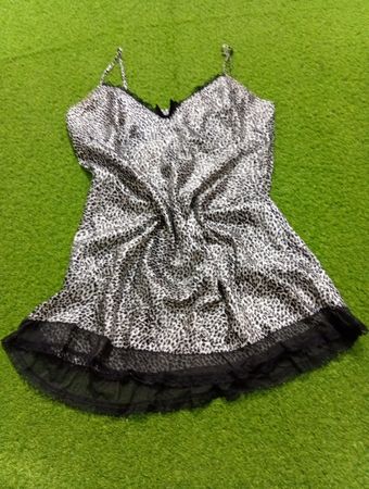 Leoprint-Spaghettiträgerkleid mit schwarzer Spitzeneinfassung