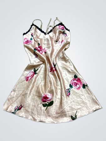 Satin-Nachthemd mit pinken Rosen
