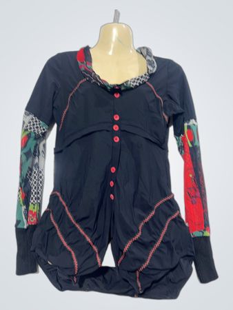 Schwarzes langärmliges Kleid mit bunten, gemusterten Ärmeln und roten Knopfdetails