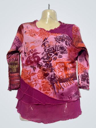 Top de mangas compridas em camadas rosa e roxo com estampa de texto e floral