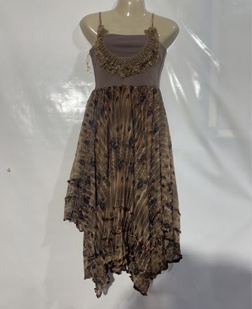 Braunes Kleid mit Blumenmuster und gerafftem Saum
