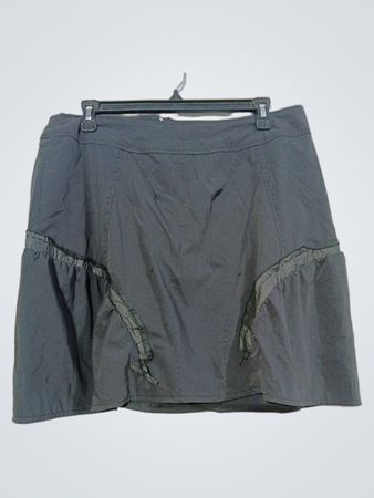 Saia preta com etiqueta T42