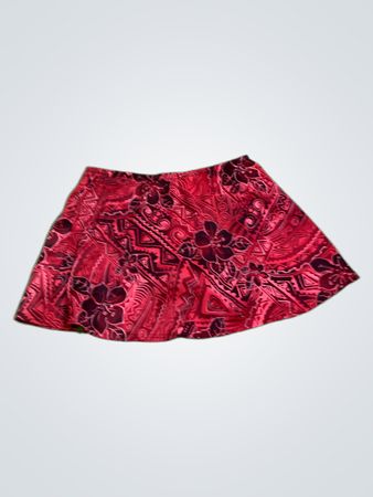 Roter Rock mit floralem Muster