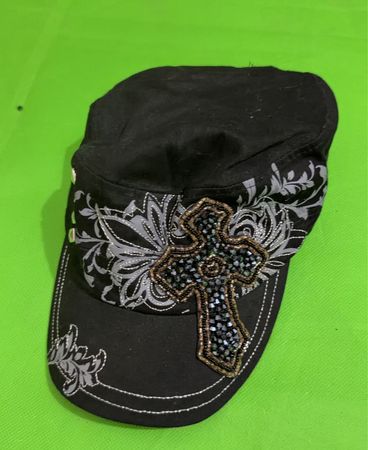 Schwarze Kappe mit Perlenkreuz und Blumendesign