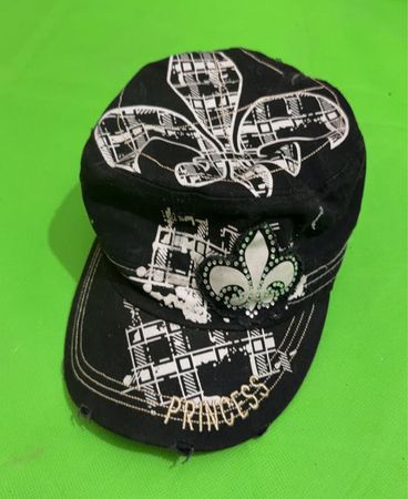 Schwarze Kappe mit Fleur-de-lis und "PRINCESS" Stickerei