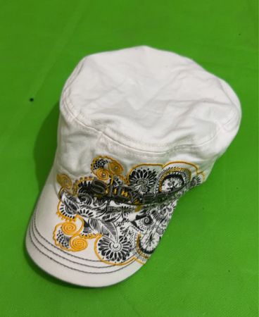 Superdry Weiße Cap mit gesticktem Design