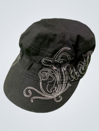 Schwarze Mütze mit weißer Stickerei