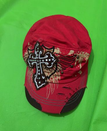 Rote Kappe mit Kreuzemblem