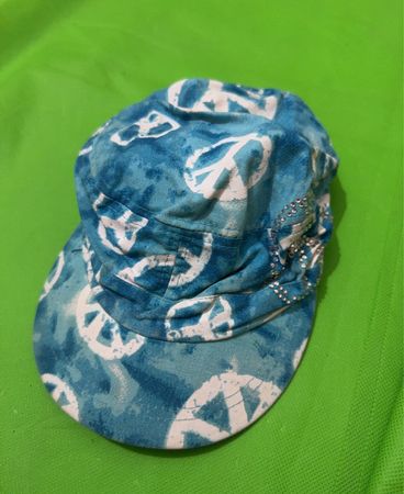 Blaues Cap mit Friedenssymbolen