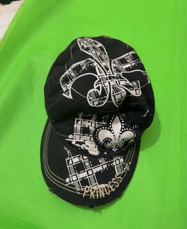 Schwarze Kappe mit Fleur-de-lis und "PRINCESA" Stickerei