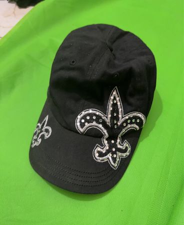 Schwarze Kappe mit Fleur-de-lis-Design