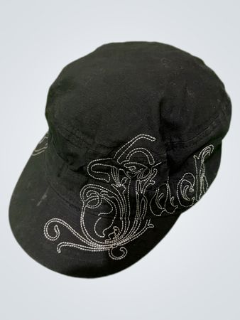 Schwarze Mütze mit weißer Stickerei