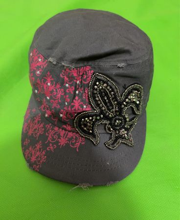 Way West Grey Cap mit Fleur-de-lis Verzierung