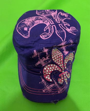 Lila Kappe mit pinkem Fleur-de-lis-Graphic