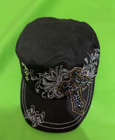 Schwarze Kappe mit Kreuzverzierung