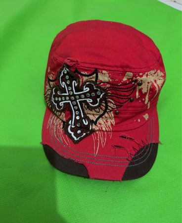 Rote Kappe mit Kreuzdesign