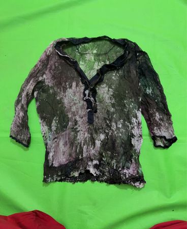 Durchsichtige, zerknitterte Bluse mit abstraktem Druck