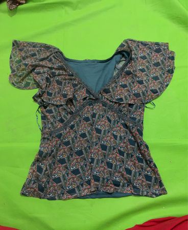 Damen bedruckte V-Ausschnitt Volantbluse