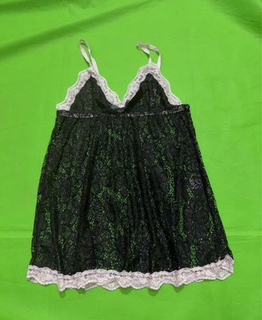 Schwarzes Spitzen-Cami mit weißem Saum