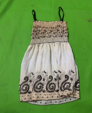 Weißes Kleid mit schwarzer Stickerei