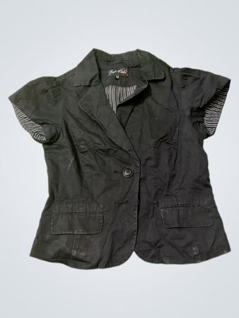 Frisch gemachter schwarzer Button-Up Kurzarm-Blazer