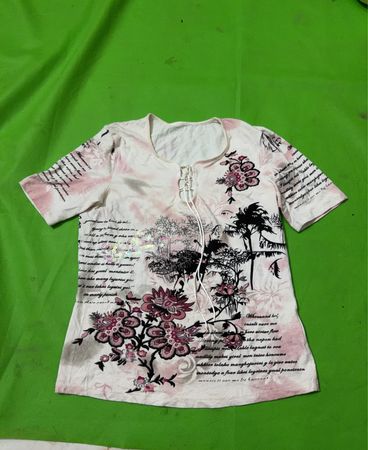 Weißes T-Shirt mit pinkem Blumen- und Palmenprint sowie Schnürkragen