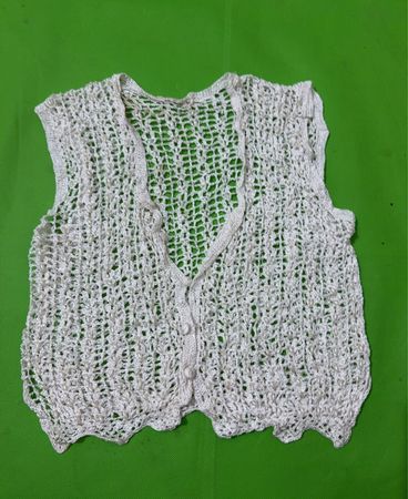 Weißes gehäkeltes Vest mit Perlen