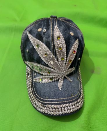 Denim-Baseballmütze mit Strass-Marihuana-Blatt und Besatz