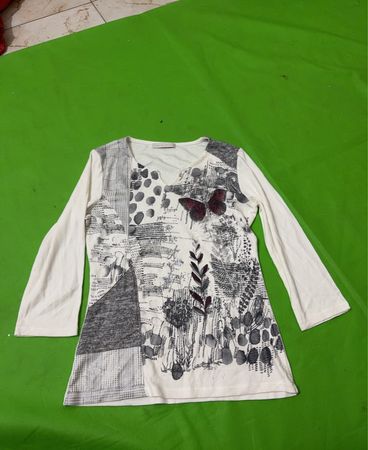 ARMAND THIERY Damen Langarm V-Ausschnitt Patchwork Schmetterlingsdruck T-Shirt