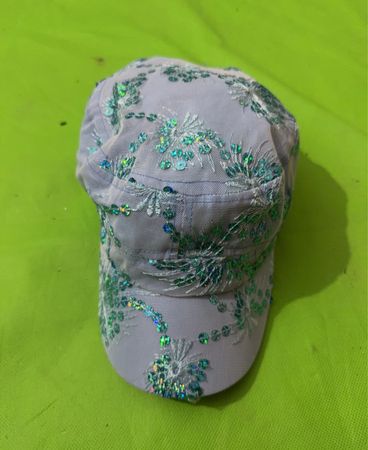 Blaues Cap mit grünen Pailletten und Stickerei
