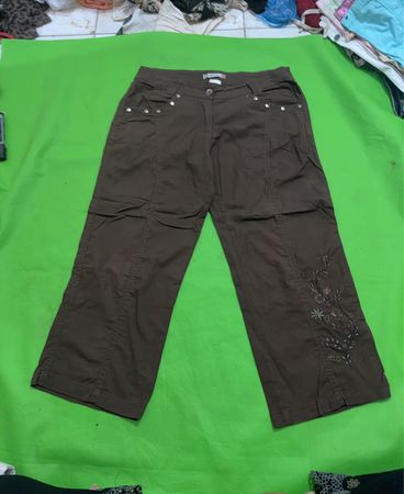 Brenda Damen Braune Bestickte Capri-Hosen